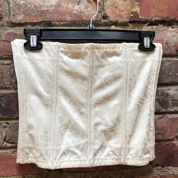 Cream corset top with bone structure - Picture 2 of 3